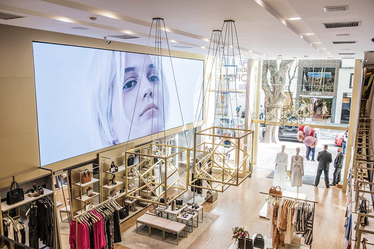 Painel de LED indoor em loja de roupa