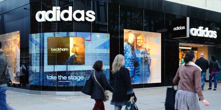 Fachada com painel de LED no varejo