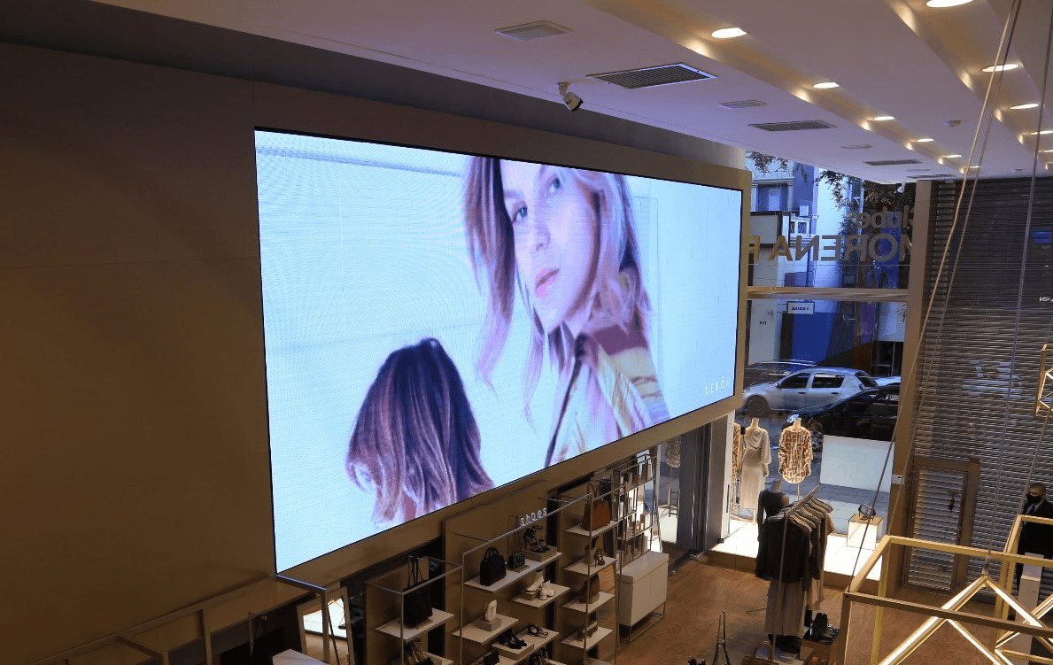 Painel de LED em loja de roupa