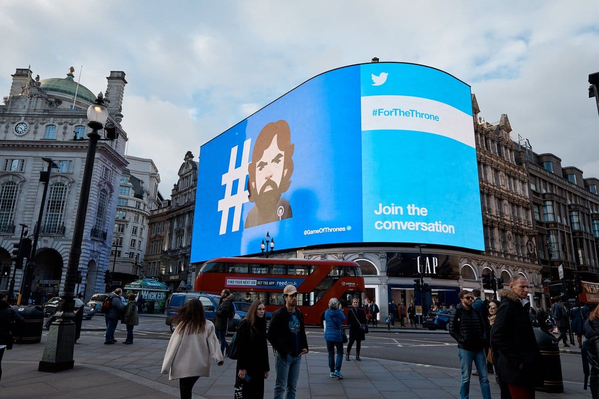 Painel em destaque na rua para comercios