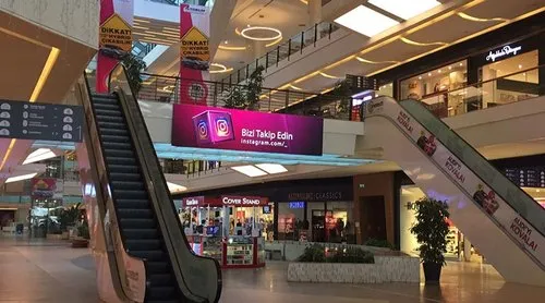 Shopping com vitrine digital.