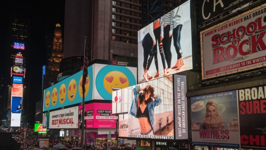 Fachada com painel de LED